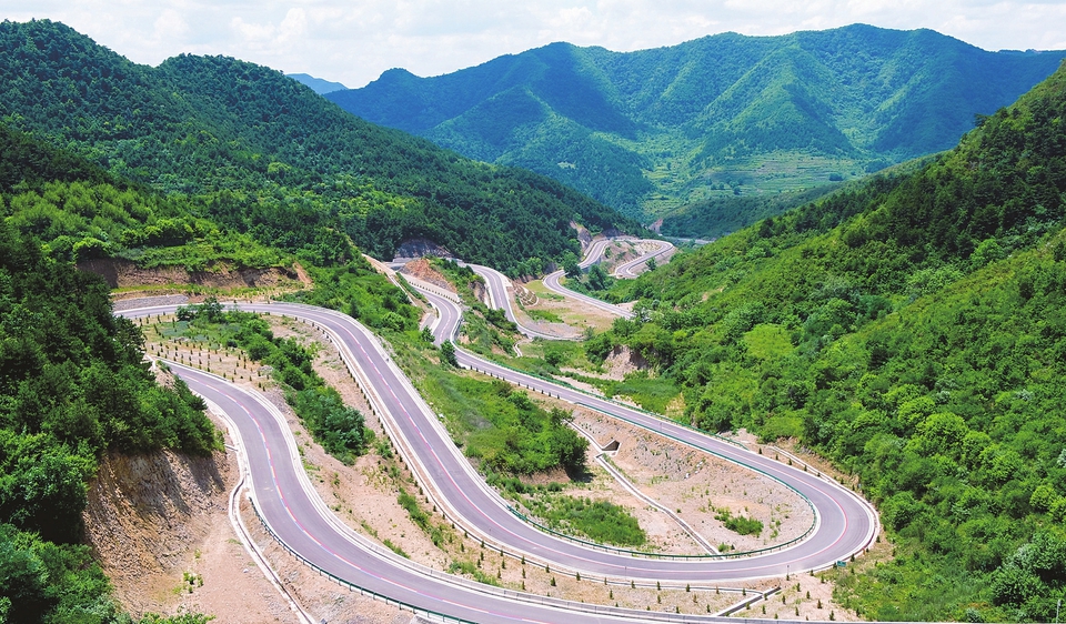這條盤山公路有14道彎